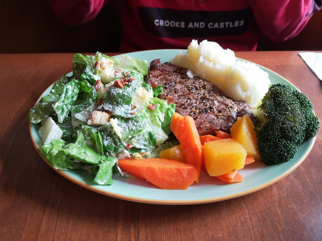 P J Restaurant Dining Lounge | 394 Madawaska Blvd, Arnprior, ON K7S 3H2, Canada | Phone: (613) 623-5430