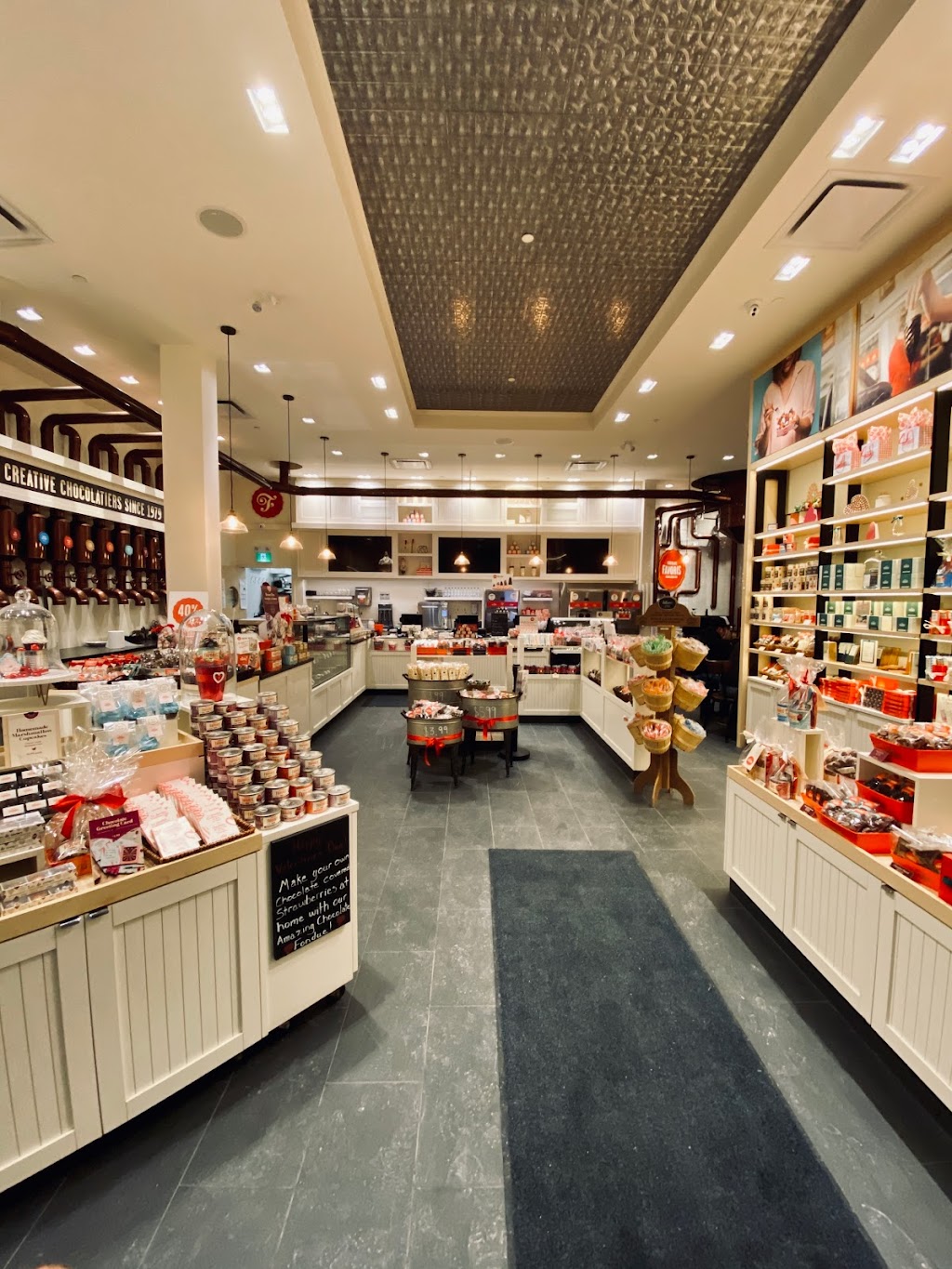 Chocolats Favoris | 15955 Bayview Ave Unit 1, Aurora, ON L4G 0S3, Canada | Phone: (905) 713-2323
