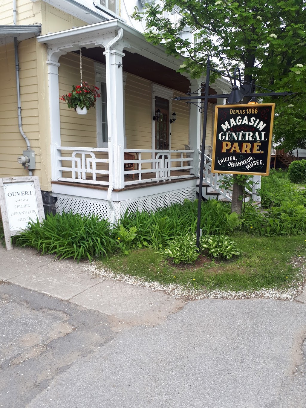 Magasin Général Paré Inc | 104 Rue de lÉglise, Deschambault, QC G0A 1S0, Canada | Phone: (418) 286-3133