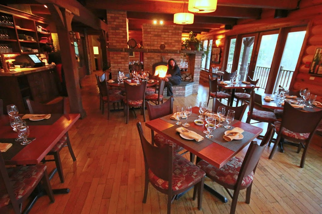 La Petite Cachée | 2681 Chem. du Village, Mont-Tremblant, QC J8E 1H8, Canada | Phone: (819) 425-2654