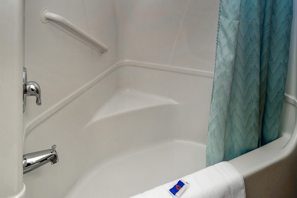 Motel 6 Peterborough, ON | 133 Lansdowne St E, Peterborough, ON K9J 7P7, Canada | Phone: (705) 748-0550