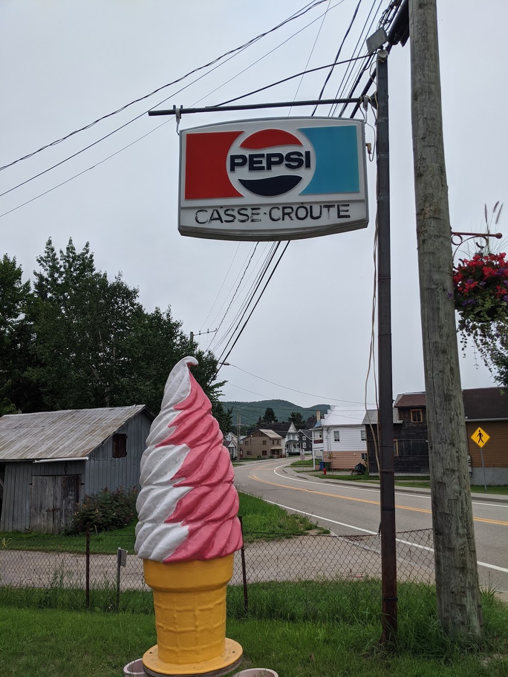 Casse-Croute La Rencontre | 1116 Rue Saint Édouard, Saint-Urbain, QC G0A 4K0, Canada | Phone: (418) 639-2185