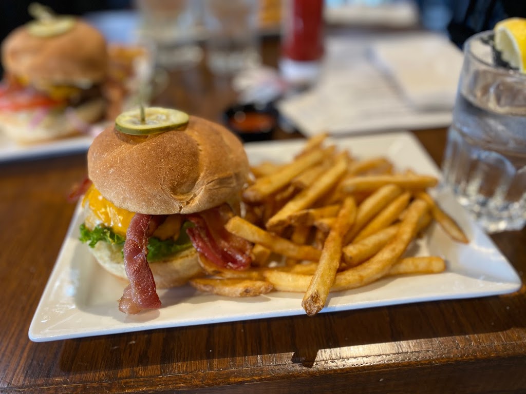 Dukes Country Pub | 41582 Yale Rd, Chilliwack, BC V2R 4J3, Canada | Phone: (604) 823-6431