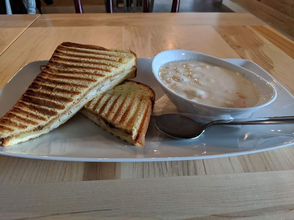 Léo Latté Café Bistro | 756 Rue De LIndustrie, Saint-Paul, QC J0K 3E0, Canada | Phone: (450) 394-4488