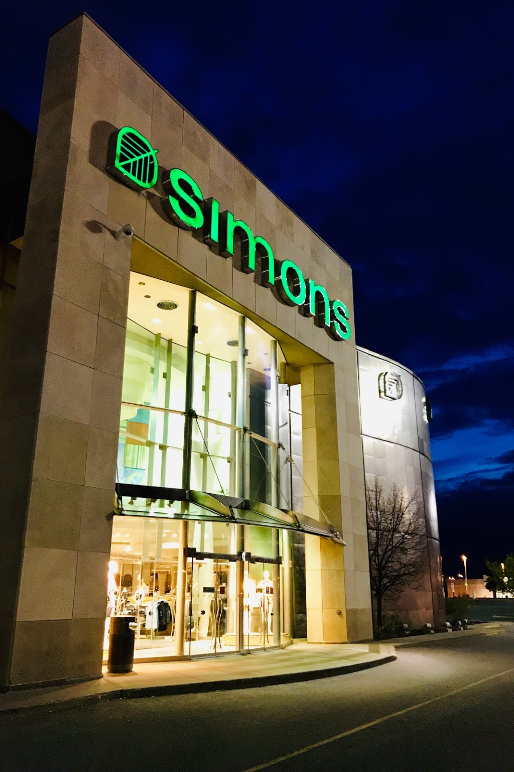 La Maison Simons | 600 Boulevard des Promenades, Saint-Bruno-de-Montarville, QC J3V 6L9, Canada | Phone: (514) 483-1840