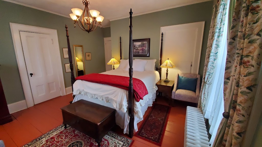 The Lark & Loon Inn | 643 St George St, Annapolis Royal, NS B0S 1A0, Canada | Phone: (902) 286-2068