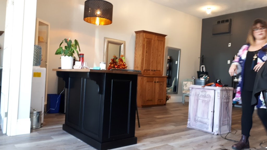Crowned hair Studio | 8208 Victoria St, Metcalfe, ON K0A 2P0, Canada | Phone: (613) 302-5478