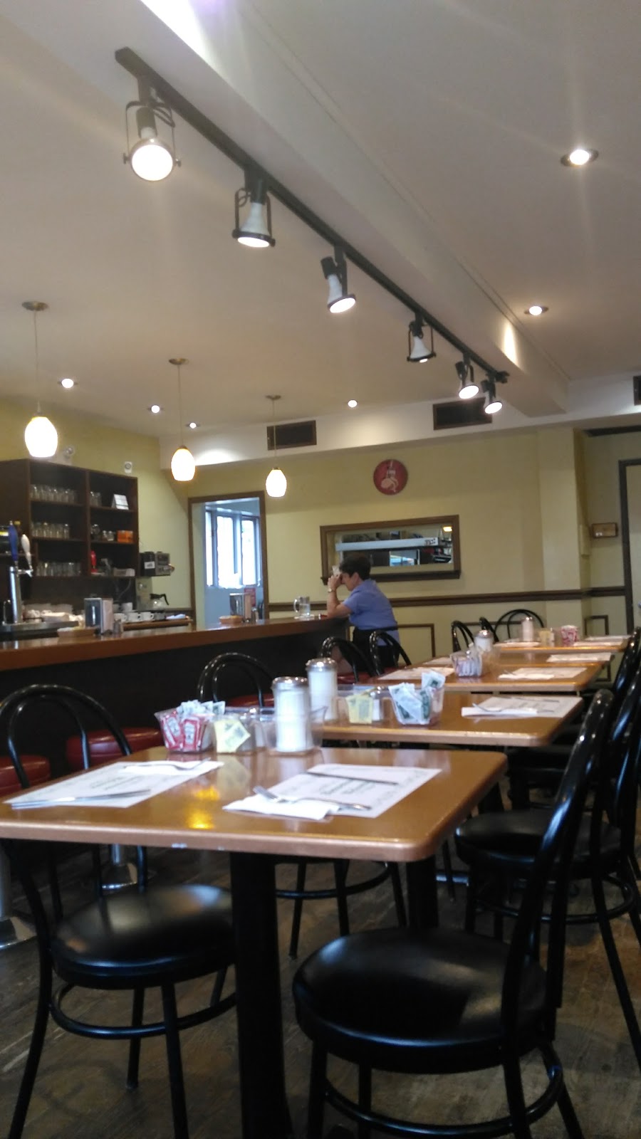 Restaurant Louise | 416 Rue Saint-Jacques, Napierville, QC J0J 1L0, Canada | Phone: (450) 245-3353