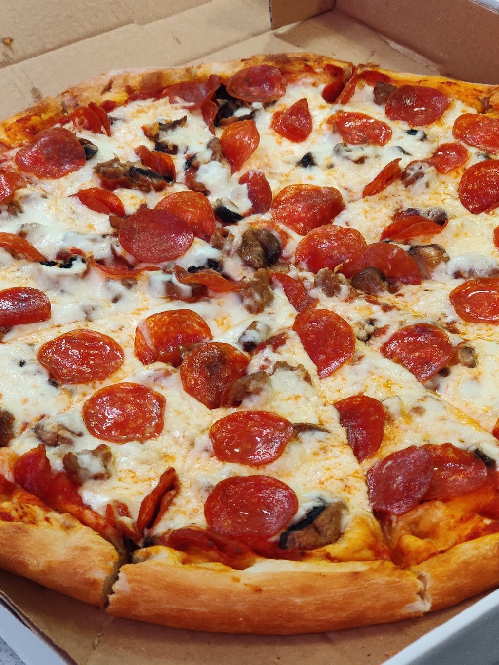 Georges Pizza and Panzerotto | 252 Dundas St E, Toronto, ON M5A 1Z8, Canada | Phone: (416) 324-9797