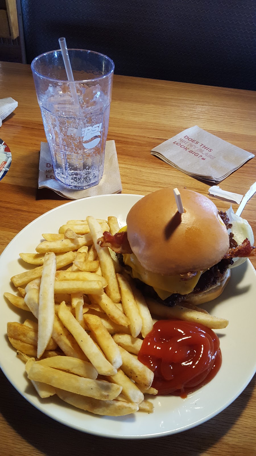 Applebees Grill + Bar | 3700 Pine Grove Ave, Port Huron, MI 48060, USA | Phone: (810) 984-5682