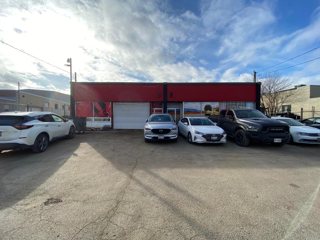 AK TOWING & MACHINERY MOVERS | 205 Toryork Dr, North York, ON M9L 1Y2, Canada | Phone: (416) 748-2525
