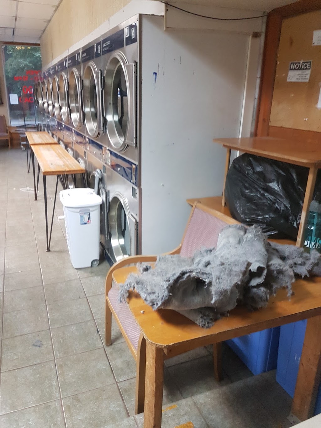 Dovers Launderette | 210 Queen St S, Hamilton, ON L8P 3S8, Canada | Phone: (905) 522-3444