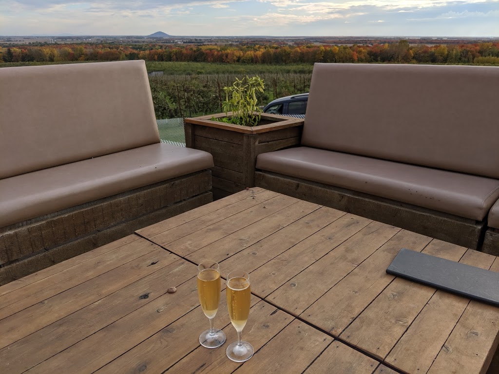 Domaine de Cavel | 1074 Chemin de la Montagne, Mont-Saint-Hilaire, QC J3G 4S6, Canada | Phone: (450) 464-3455