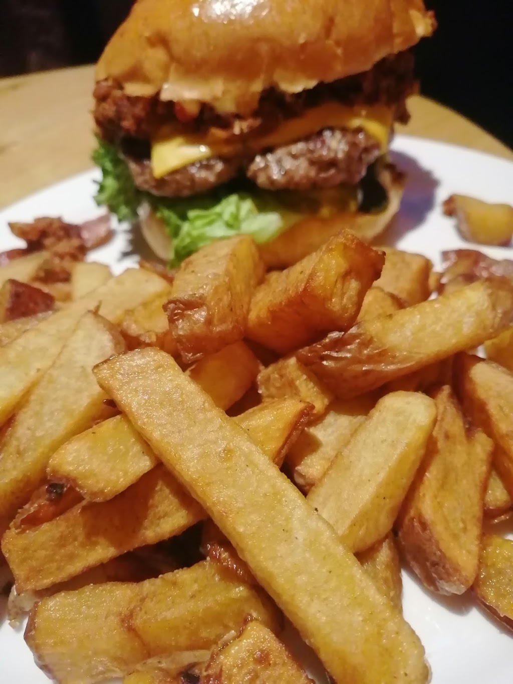 Four Crowns Restaurant & Bar | 1030 McPhillips St, Winnipeg, MB R2X 2K7, Canada | Phone: (204) 589-7314