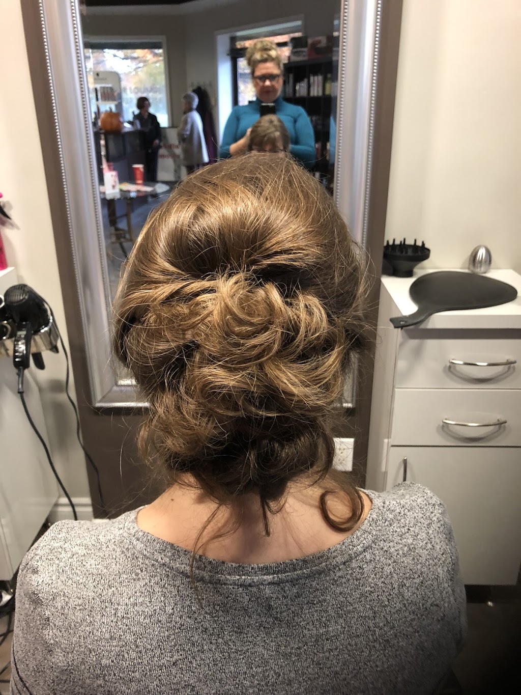 The Hair Lounge And Colour House | 666 Appleby Line, Burlington, ON L7L 5Y3, Canada | Phone: (905) 637-1823