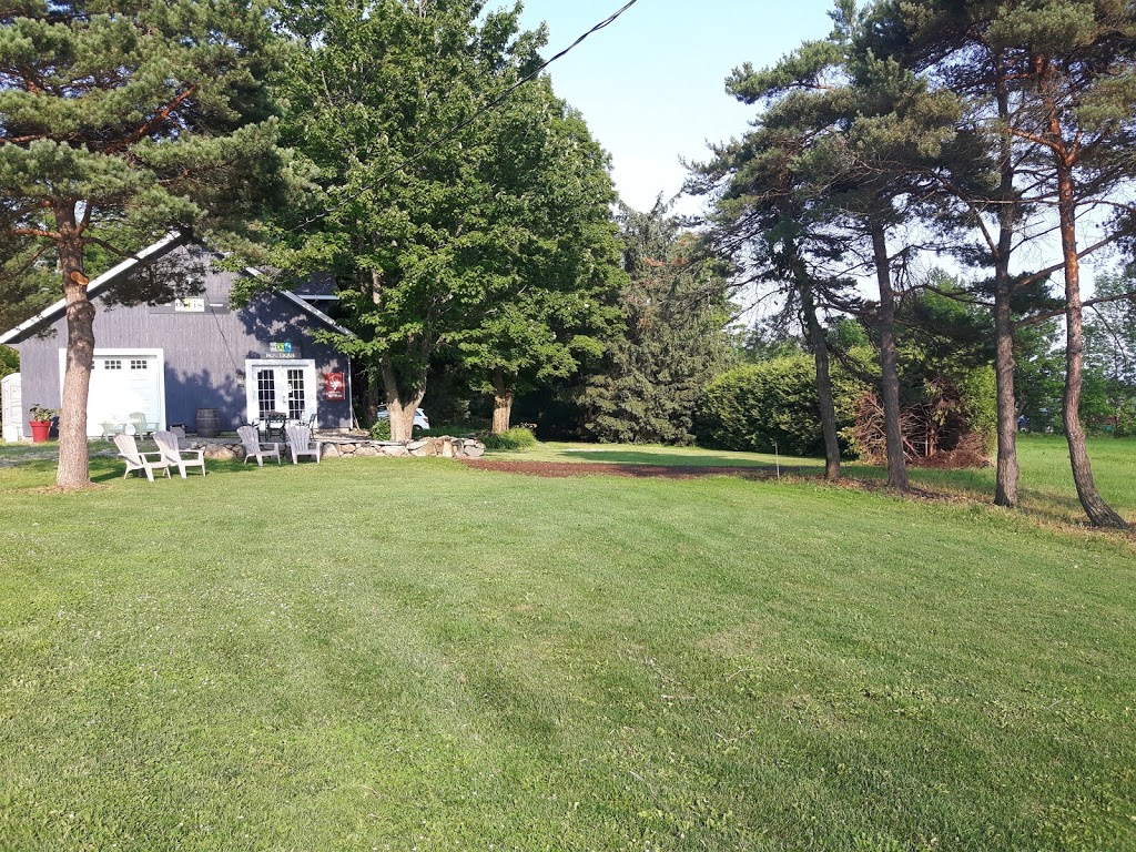 Vignoble Bromont Auberge & Boutique | 1095 Chemin N, Brigham, QC J2K 4R6, Canada | Phone: (450) 263-4988