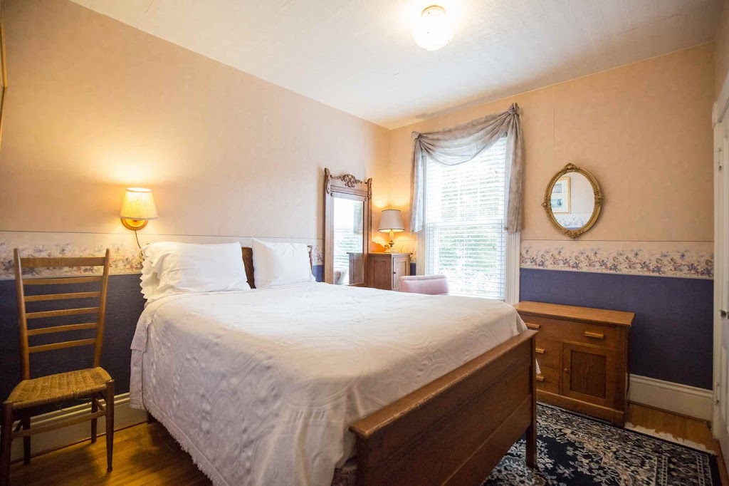 Browns Guest Home Bed & Breakfast | 158 Victoria St E, Amherst, NS B4H 1Y5, Canada | Phone: (902) 667-9769