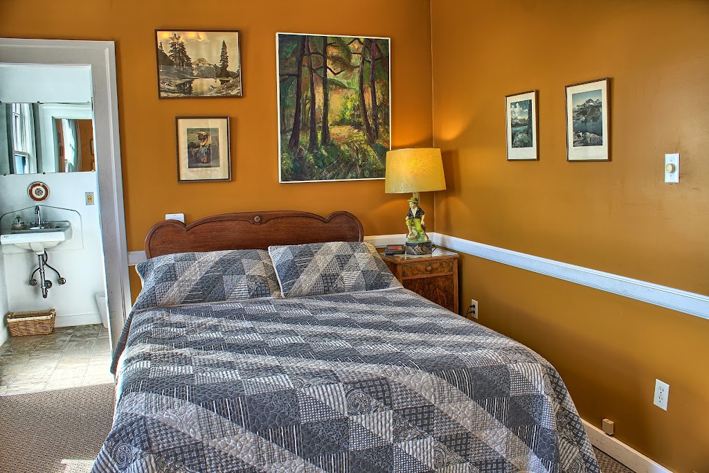 The Old Courthouse Inn | 6243 Walnut St, Powell River, BC V8A 4K4, Canada | Phone: (877) 483-4777