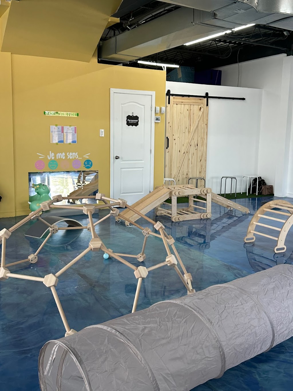 Salle de Motricité. Confetti Inc. | 6000 Bd Laurier Suite 100, Terrebonne, QC J7M 0A1, Canada | Phone: (514) 632-0311