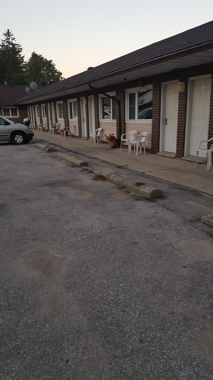 Forest Plaza Motel | 284 Main St N, Mount Forest, ON N0G 2L2, Canada | Phone: (519) 323-1101