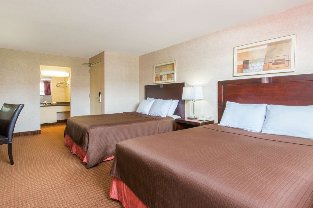 Howard Johnson by Wyndham Gravenhurst | 1165 Muskoka Rd S, Gravenhurst, ON P1P 1K6, Canada | Phone: (705) 687-7707