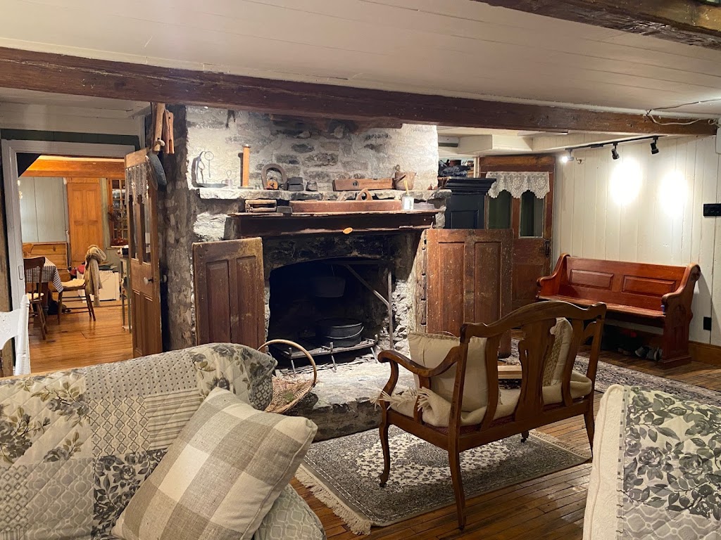 La petite maison française | 4936 Chem. Royal, Saint-Jean-de-lÎle-dOrléans, QC G0A 3W0, Canada | Phone: (418) 271-9220