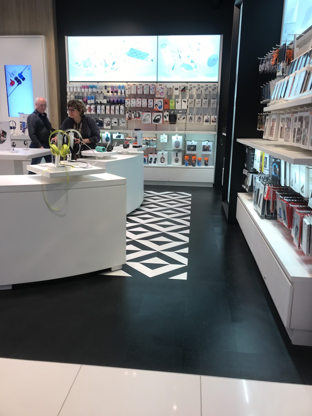 iStore YUL | 975 Romeo-Vachon Nord, Dorval, QC H4Y 1H1, Canada | Phone: (514) 631-4508