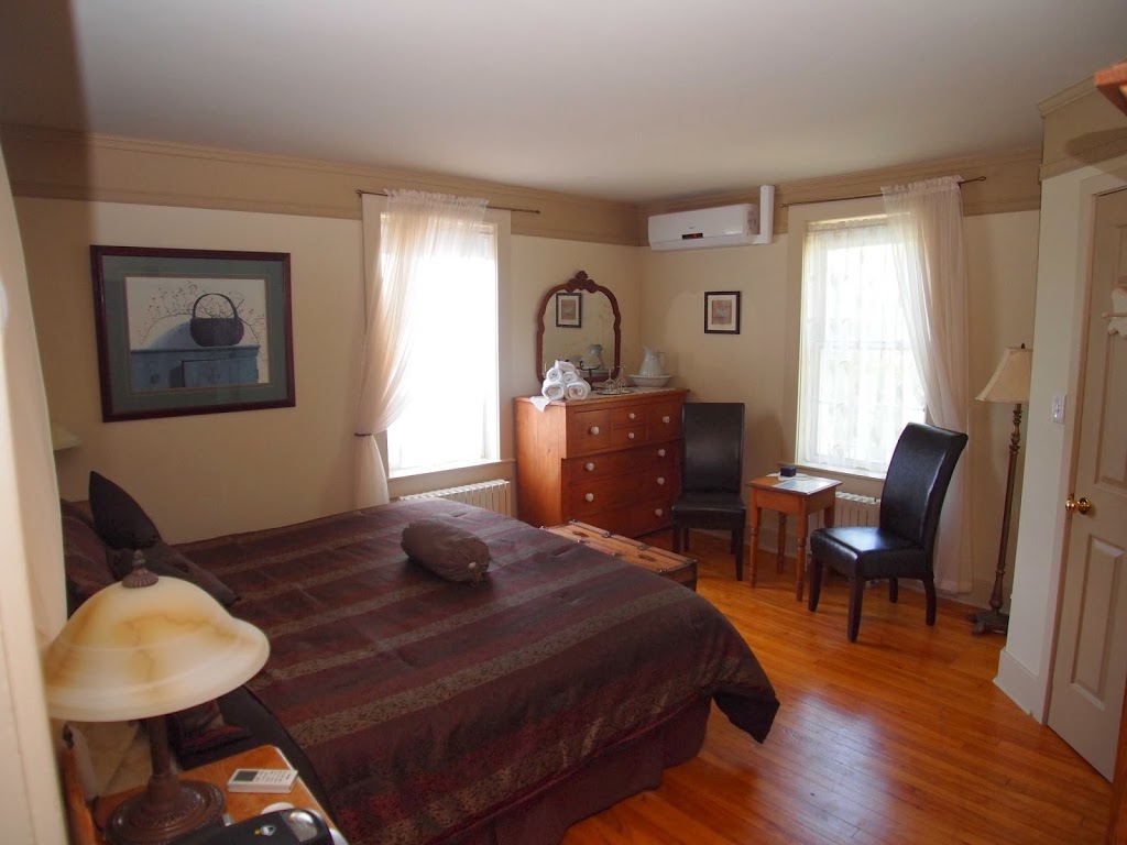 Au Manoir de la rue Merry B&B | 92 Rue Merry S, Magog, QC J1X 3L3, Canada | Phone: (819) 868-1860