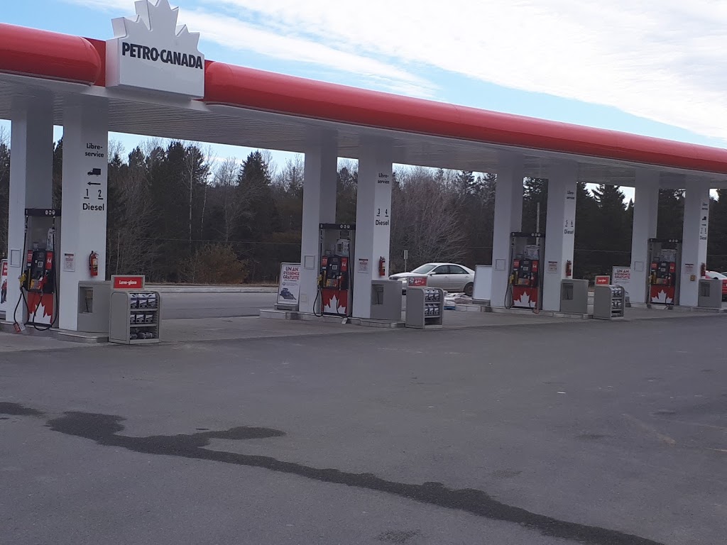 Petro-Canada / SuperRelais / Tim Hortons | 410 Boulevard St Luc, Asbestos, QC J1T 0A8, Canada | Phone: (819) 879-2665
