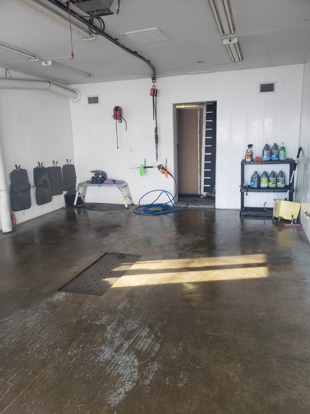 H2O lave-auto à la main | 1552 Rue Jacques-Bédard, Québec, QC G3G 1P4, Canada | Phone: (581) 748-8994
