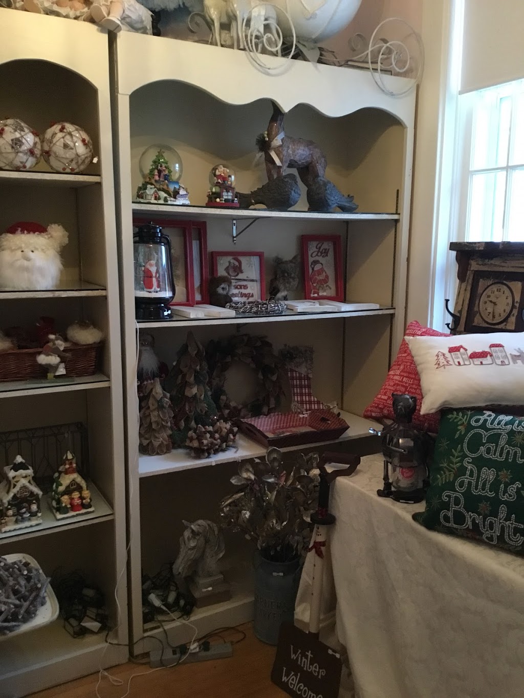 Regard sur le Passé Antiques, Gifts and Collectibles | 883 Horseshoe Valley Rd E, Hawkestone, ON L0L 1T0, Canada | Phone: (705) 326-1499