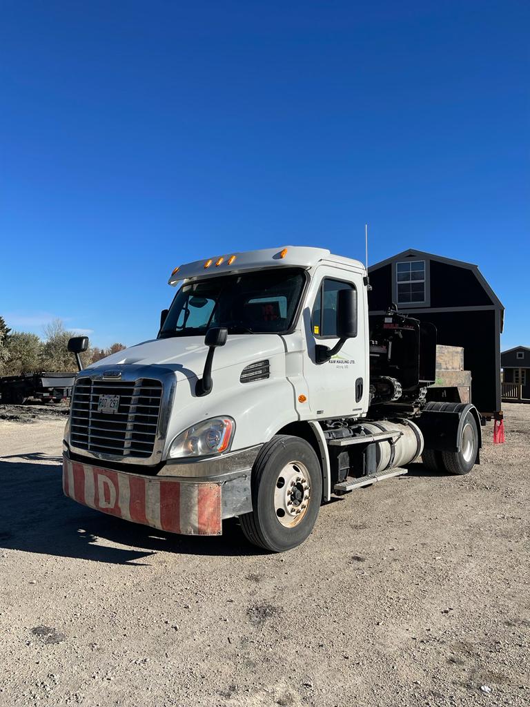 K&M Hauling | 6093 MB-30, Altona, MB R0G 0B0, Canada | Phone: (204) 216-2022