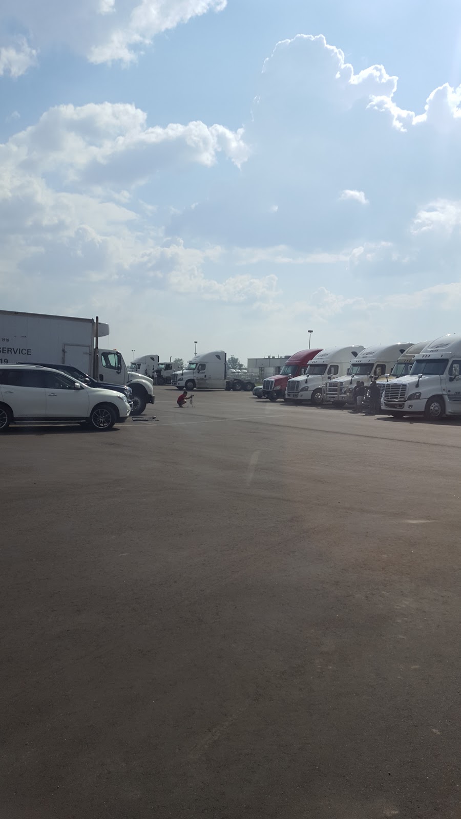 Day & Ross Freight | 225 Haggart Ave, Winnipeg, MB R2R 2V8, Canada | Phone: (800) 561-0013
