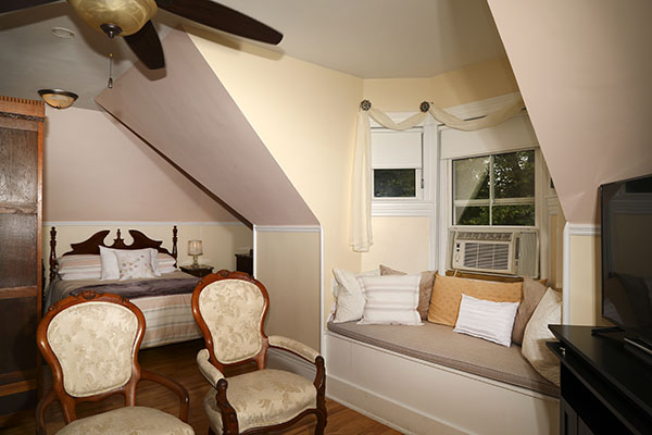 Summerside Inn Bed and Breakfast | 98 Summer St, Summerside, PE C1N 3J2, Canada | Phone: (905) 467-1265
