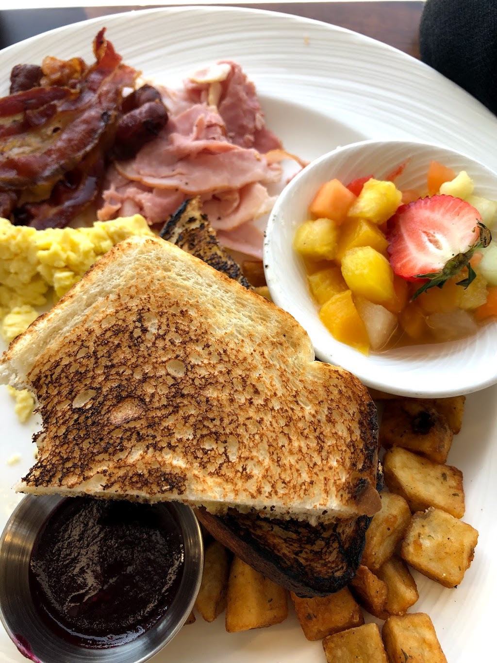 Batifol Bar & Grill | 3401 Boulevard Sainte-Anne, Québec, QC G1E 3L4, Canada | Phone: (418) 666-5141