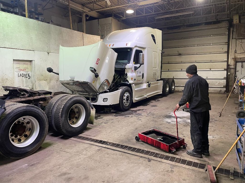 BEST TRUCK REPAIR & TOWING SERVICE 24/7 | 4280 Rue Joseph Dubreuil DOOR 3, Lachine, QC H8T 1A8, Canada | Phone: (514) 717-0082