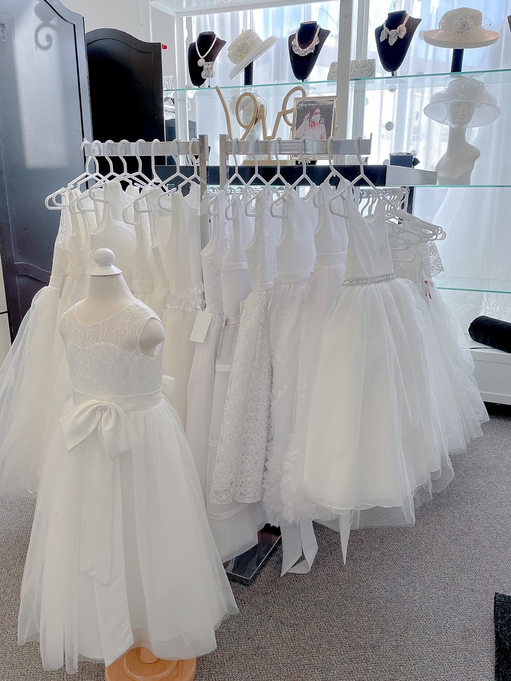 Annettes Bridal | 469 St Paul St, St. Catharines, ON L2R 3N4, Canada | Phone: (289) 362-1576