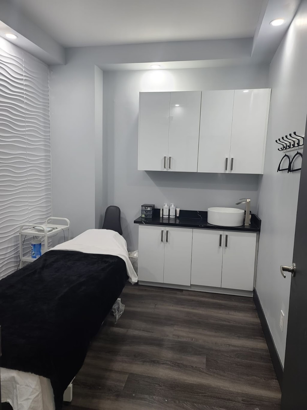 Cosmic Medspa | 255 Queen St E Unit #1A, Brampton, ON L6W 2B8, Canada | Phone: (905) 453-0011