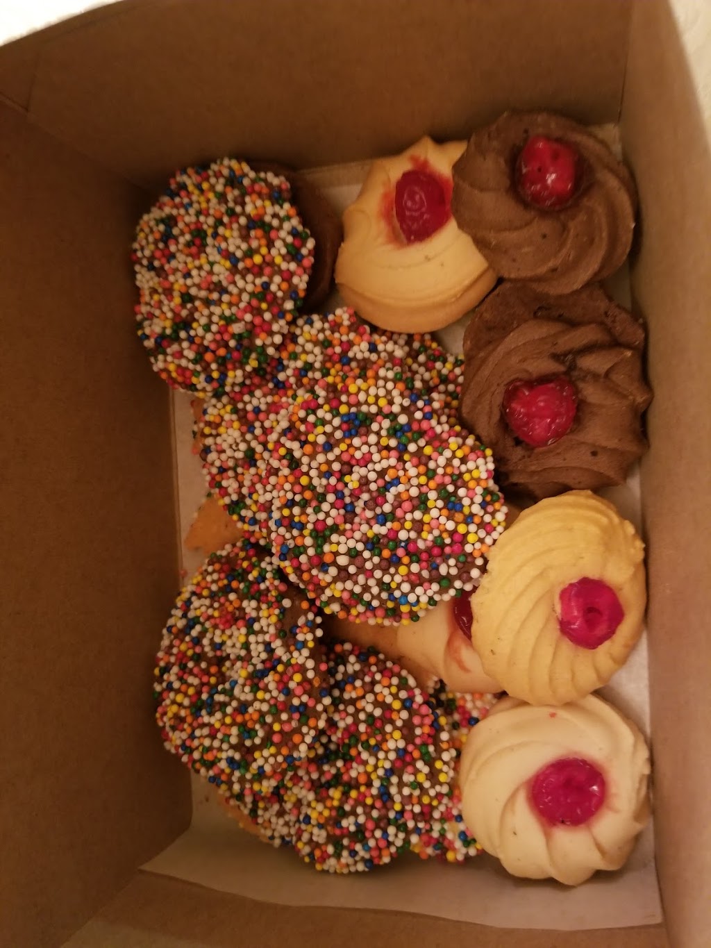 Pâtisserie Chomedey Première Qualité | 4627 Boulevard Samson, Laval, QC H7W 2H5, Canada | Phone: (450) 688-2717