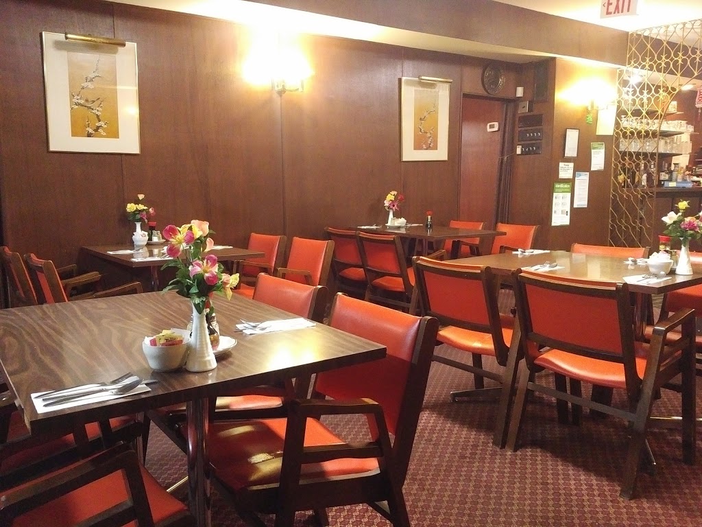 Lees Village Restaurant | 627 Park Ave, Beausejour, MB R0E 0C0, Canada | Phone: (204) 268-1636