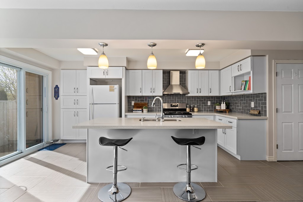 Innisfil Real Estate Agent - Carrie Noonan, RE/MAX | 2095 Thompson St, Innisfil, ON L9S 1T1, Canada | Phone: (705) 706-7890