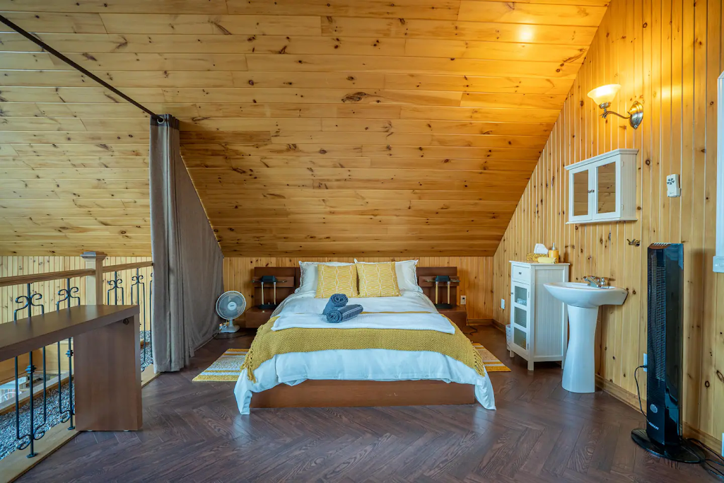 Chalet de la Rivière d Amance with Spa | 260 Rue des Riverains, Chertsey, QC J0K 3K0, Canada | Phone: (514) 246-9405