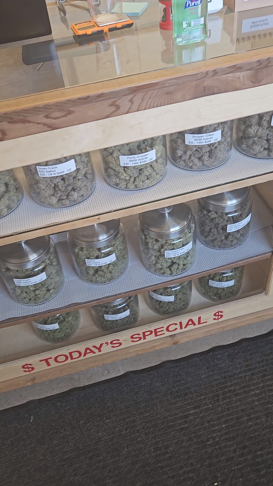 Green Coast Dispensary | 102 Snaw-Naw-As Road, Lantzville, BC V0R 2H0, Canada | Phone: (250) 802-2514