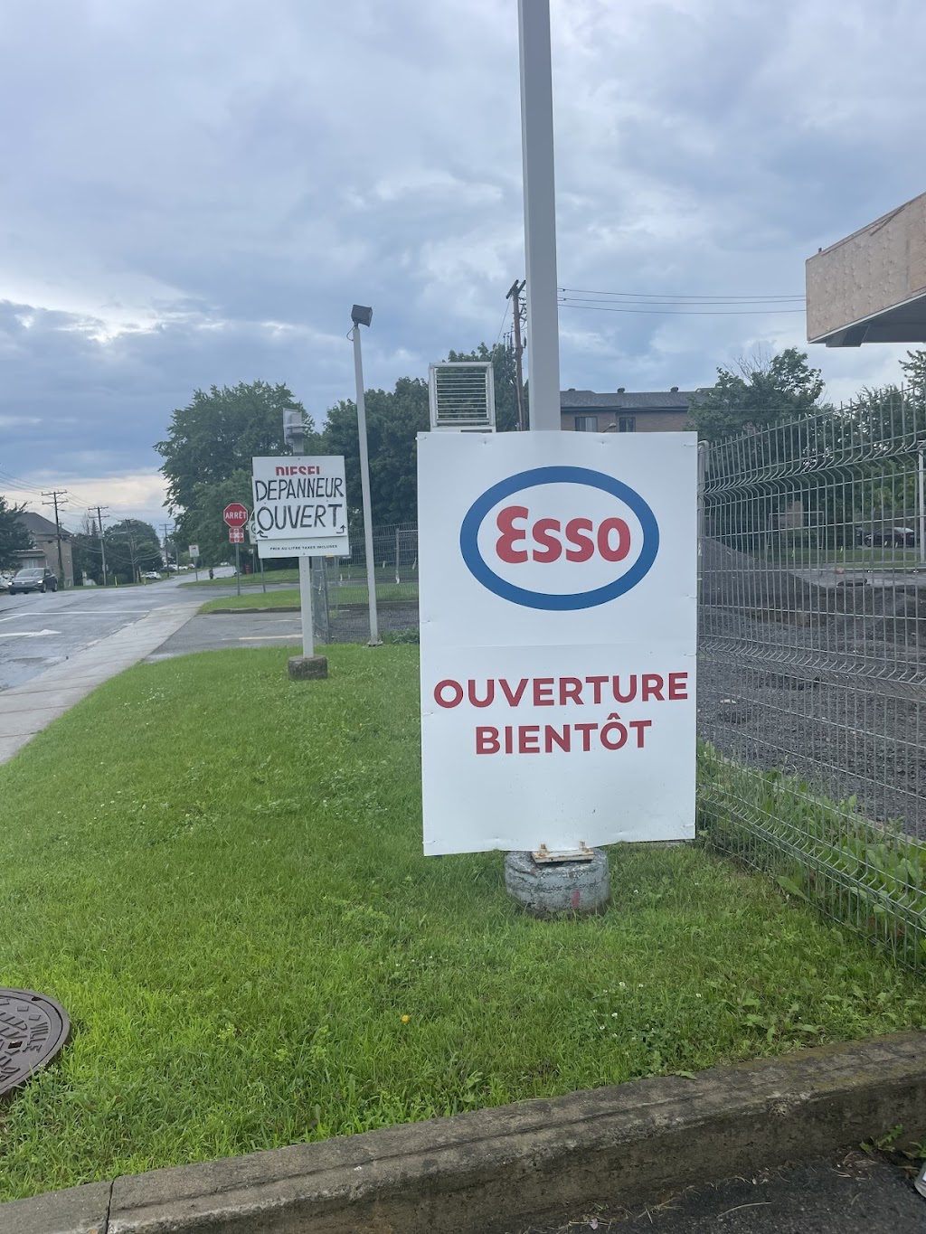 ESSO | 3100 Chem. de la Rivière-Cachée, Boisbriand, QC J7H 1H9, Canada | Phone: (450) 818-2334