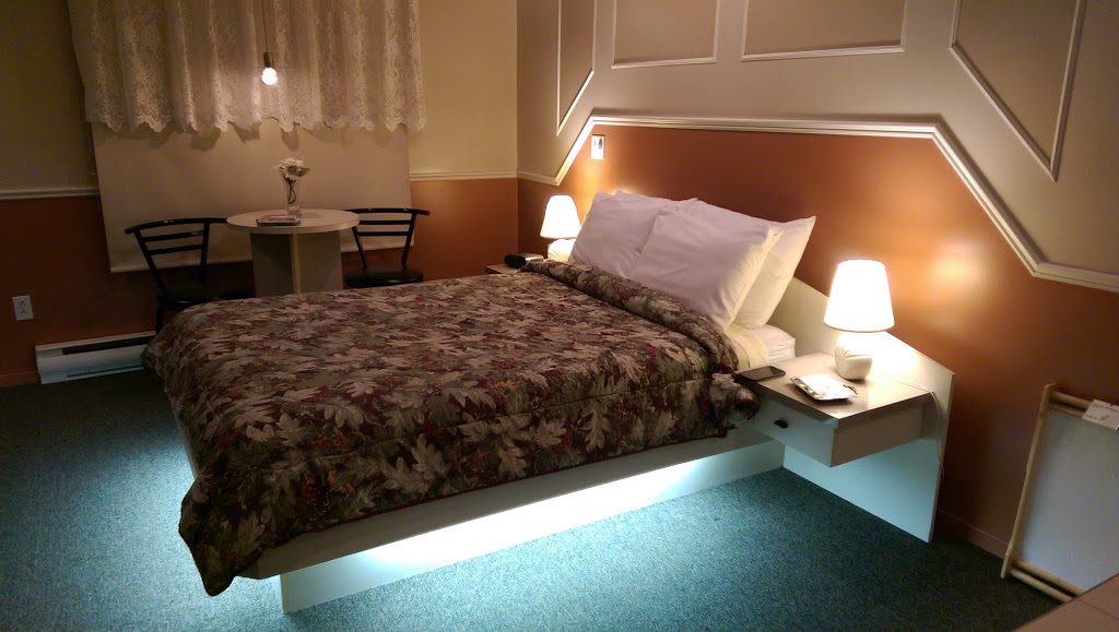 Motel la Cheminée | 2374 Boulevard du Curé-Labelle, Saint-Jérôme, QC J7Y 5E9, Canada | Phone: (844) 438-4175