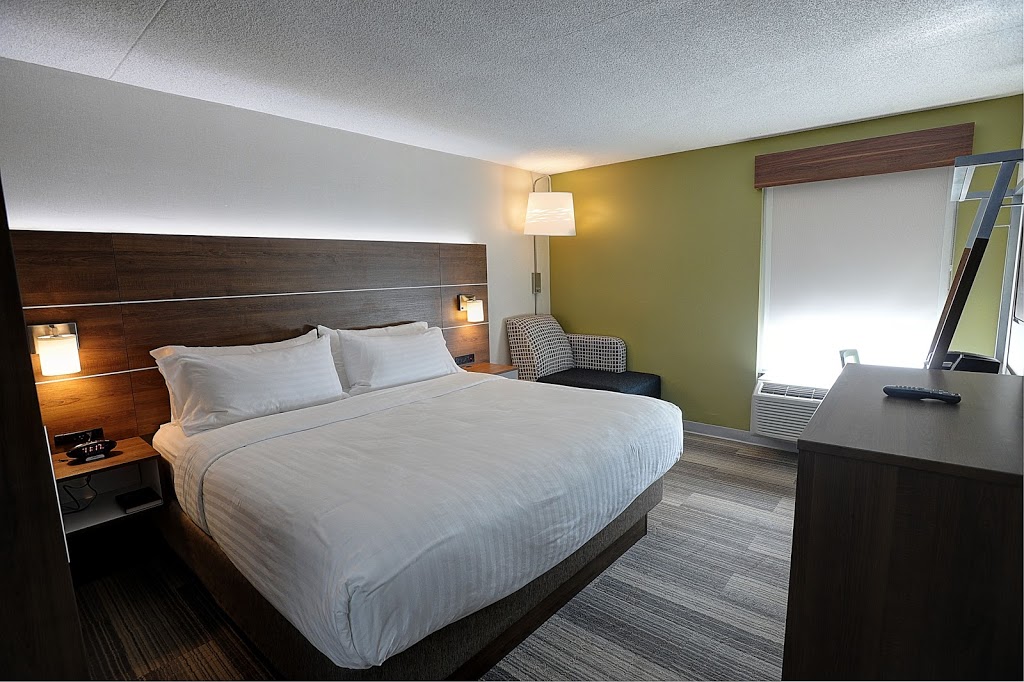 Holiday Inn Express & Suites Toronto Airport West | 5599 Ambler Dr, Mississauga, ON L4W 3Z1, Canada | Phone: (905) 624-9500
