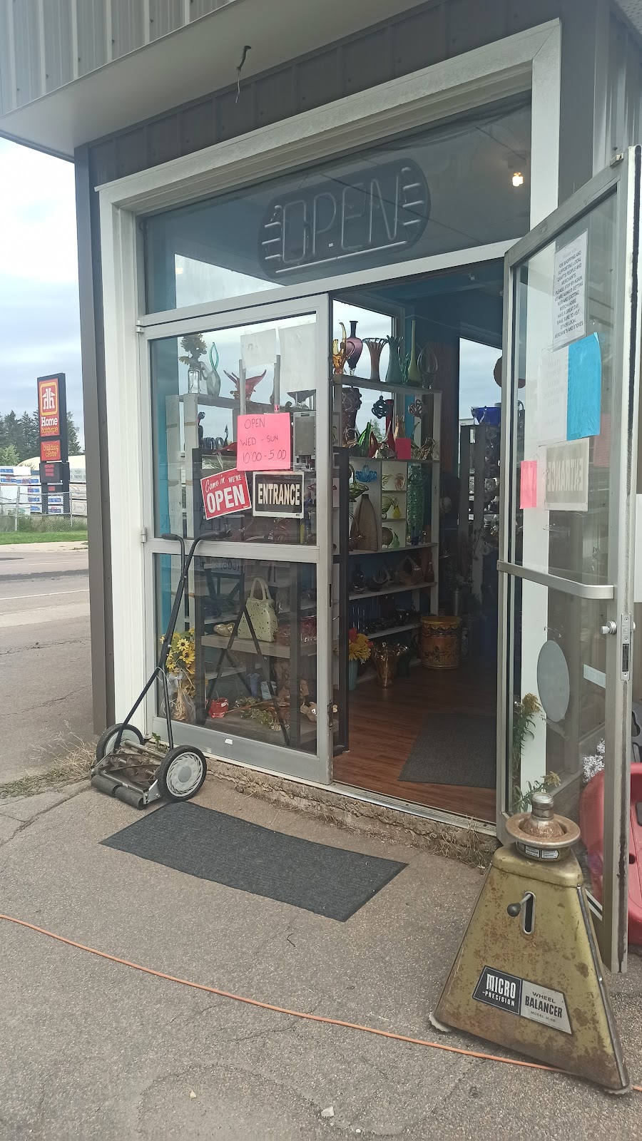 Salisbury Indoor Flea Market | 3138 Main St, Salisbury, NB E4J 2L6, Canada | Phone: (506) 899-0408