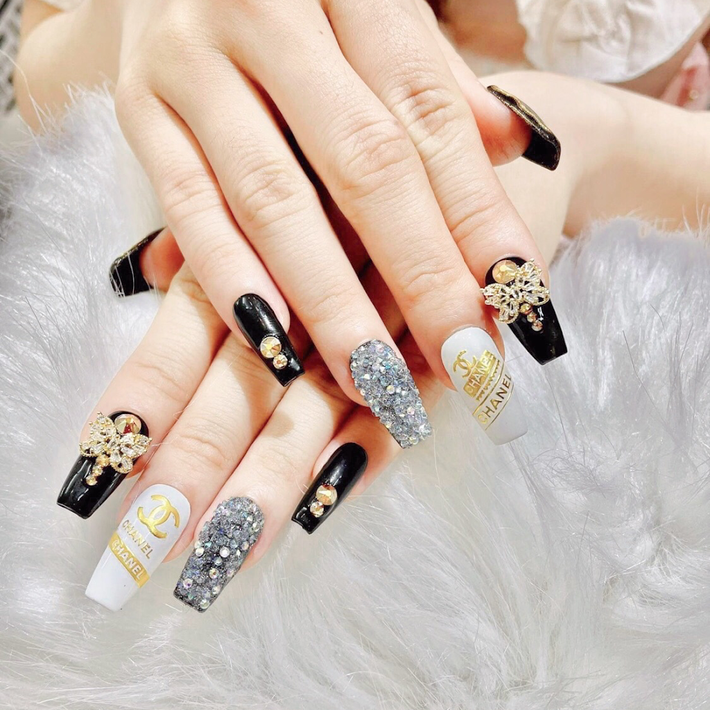 Goldfinger Nails Studio & Spa Ltd. | 8720 Macleod Trail #21, Calgary, AB T2H 0M4, Canada | Phone: (403) 252-5542