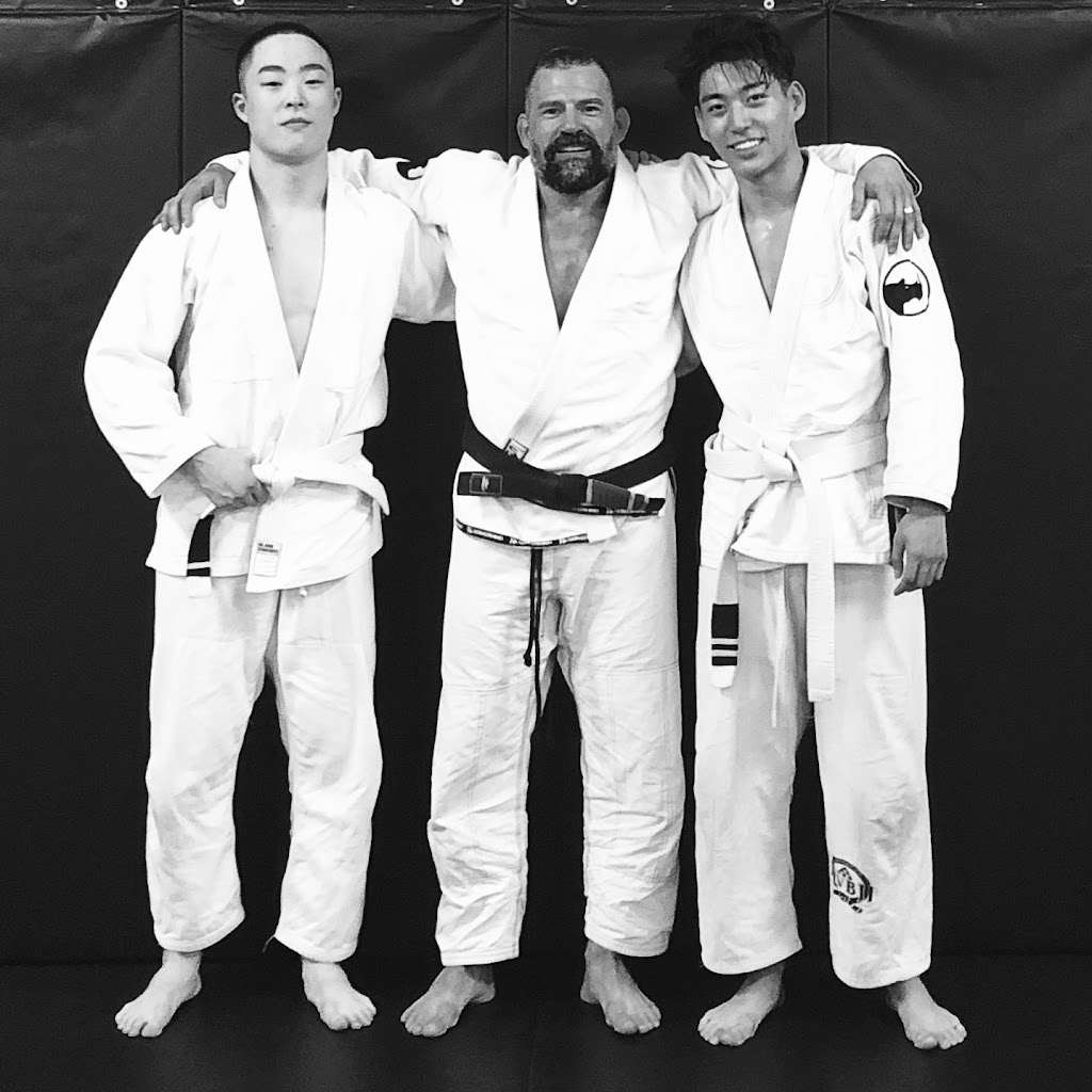 Universal MMA | 1326 Main St, North Vancouver, BC V7J 2C3, Canada | Phone: (604) 363-1186