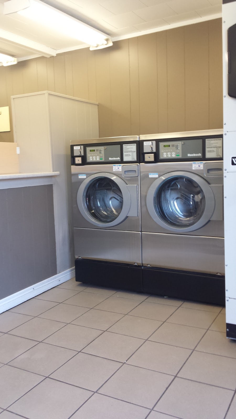 Chrystal Clean Laundromat | laundry | 723 Ontario St, Sarnia, ON N7T 1M3, Canada | 5193375222 OR +1 519-337-5222
